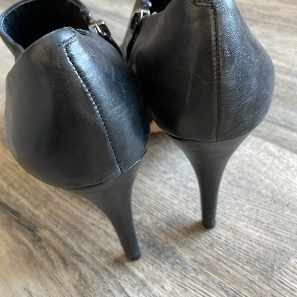 Vince Camuto Women’s Black Leather Elgin Ankle Heel Bootie, size 10 - Picture 6 of 9